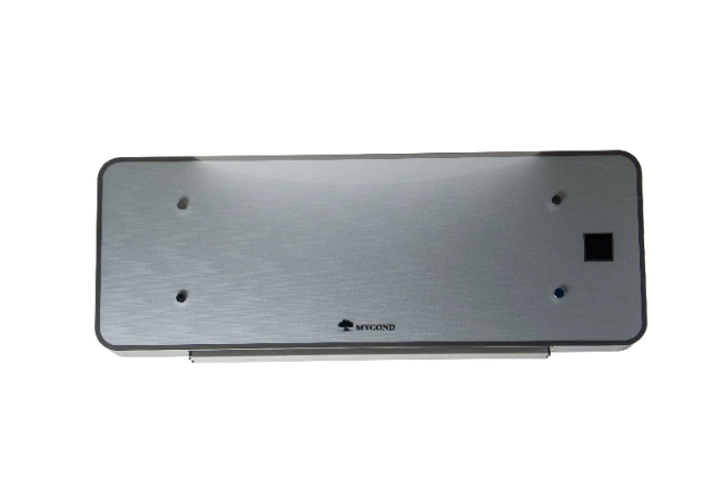Der elegante Gebläsekonvektor der Serie MyCond silver Glass Wall präsentiert sich in modernem Design.