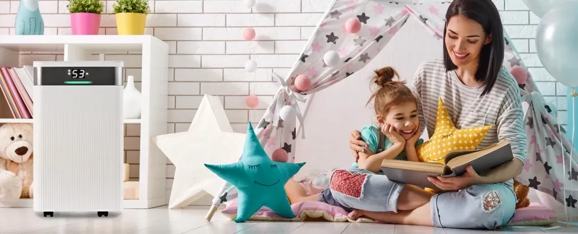 Kompakter und eleganter MYCOND Tibo Eco 12 Luftentfeuchter im Kinderzimmer mit zuverlässiger Feuchtigkeitsentfernung und Wi-Fi-Steuerung.