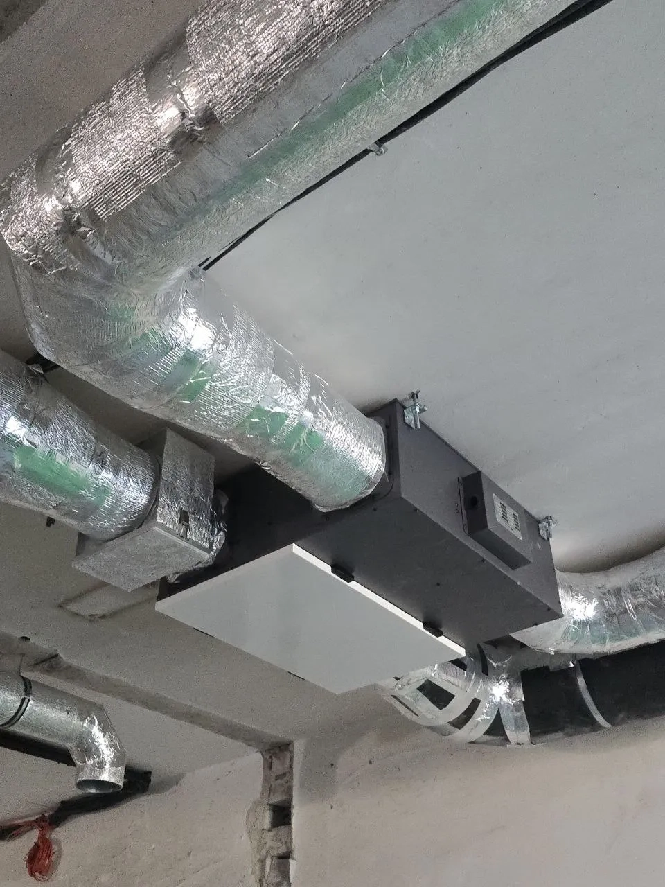 Produktionshalle mit Mycond Energierückgewinnungs-Lüftungsgeräten MVC700-A