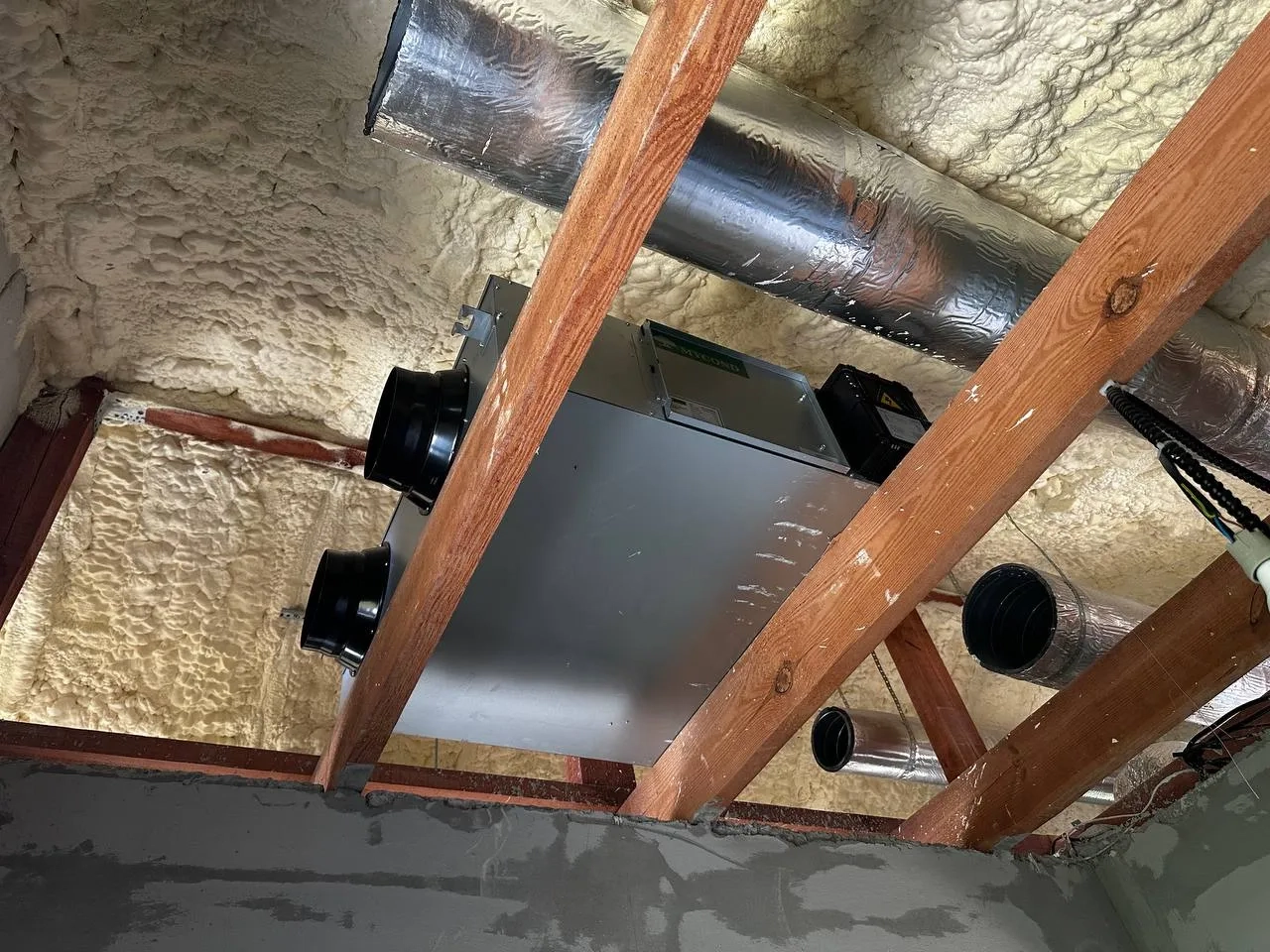 Produktionshalle mit Mycond Energierückgewinnungs-Lüftungsgeräten MVS DW