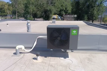 Cottage-Installation mit Mycond Split-Wärmepumpen der BeeHeat-Serie