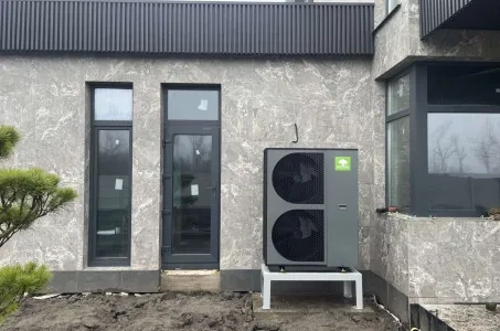 Zeitgenössisches Privathaus mit Mycond BeeThermic Monoblock-Wärmepumpe
